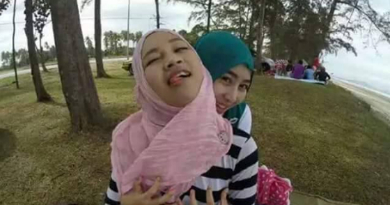 AKSI HEBOH SUKA SAMA CEWE...!!! Foto Hot Cewek Berjilbab Remas Dada