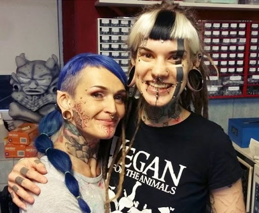 Feliz meninas com cara de tinta