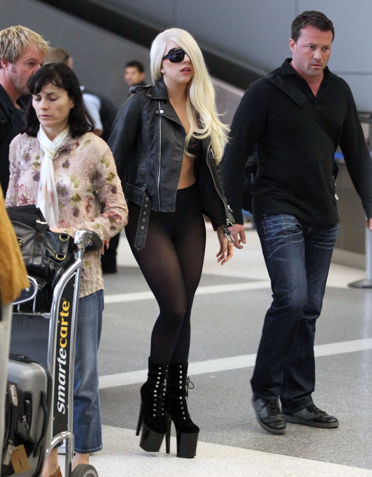 1250px x 1600px - Lady Gaga Fat Pussy And Ass Without Pants In Thong And Sheer ...
