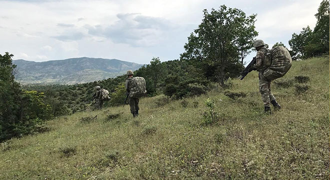 Diyarbakır’daki PKK operasyonunda uyuşturucu ve mühimmat ele geçirildi Diyarbakır’daki PKK operasyonunda uyuşturucu ve mühimmat ele geçirildi