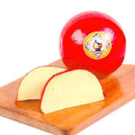 Queso Bola-Edam Queso holandés Bola-Edam sobre una tabla. Un queso entero y dos rebanadas.