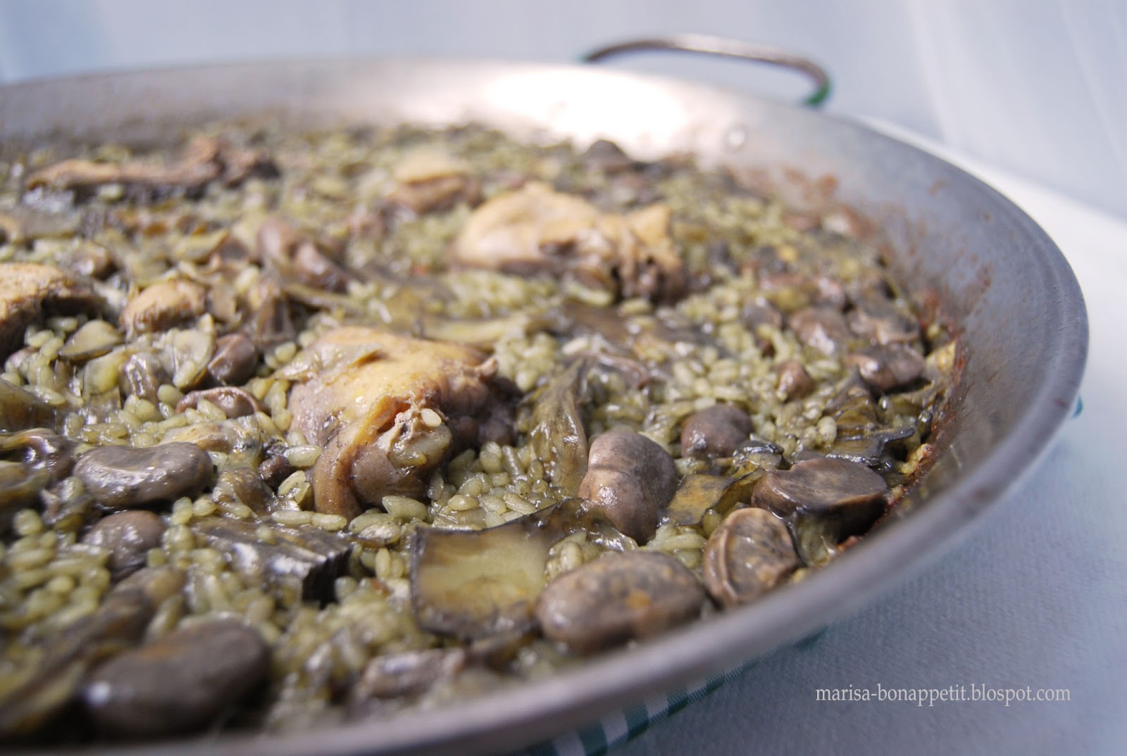 Bon Appétit PAELLA AMB FAVES I CARXOFES