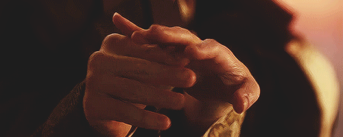 Поцелуй пальчика. Нежное прикосновенье. Рука в руке гифы. Целует руку. Целует ладонь.