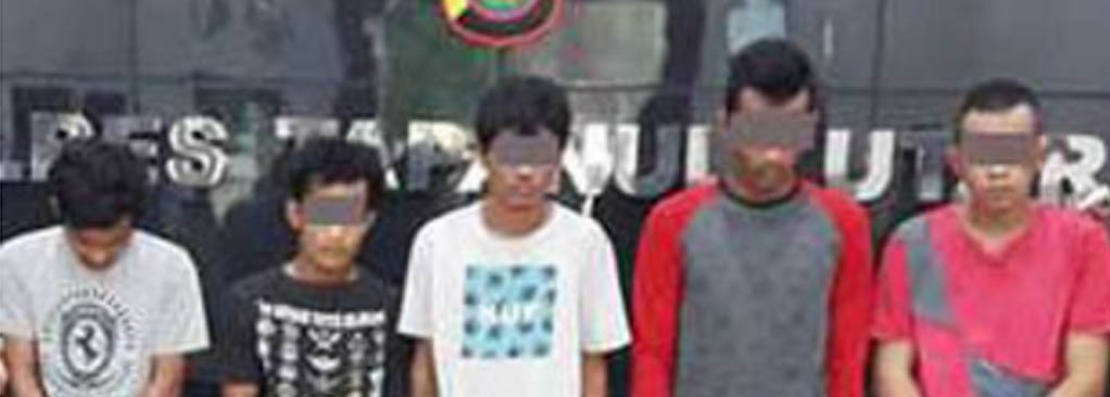 Lima warga Siantar yang mencuri baterai di Taput. Lima warga Siantar yang mencuri baterai di Taput.