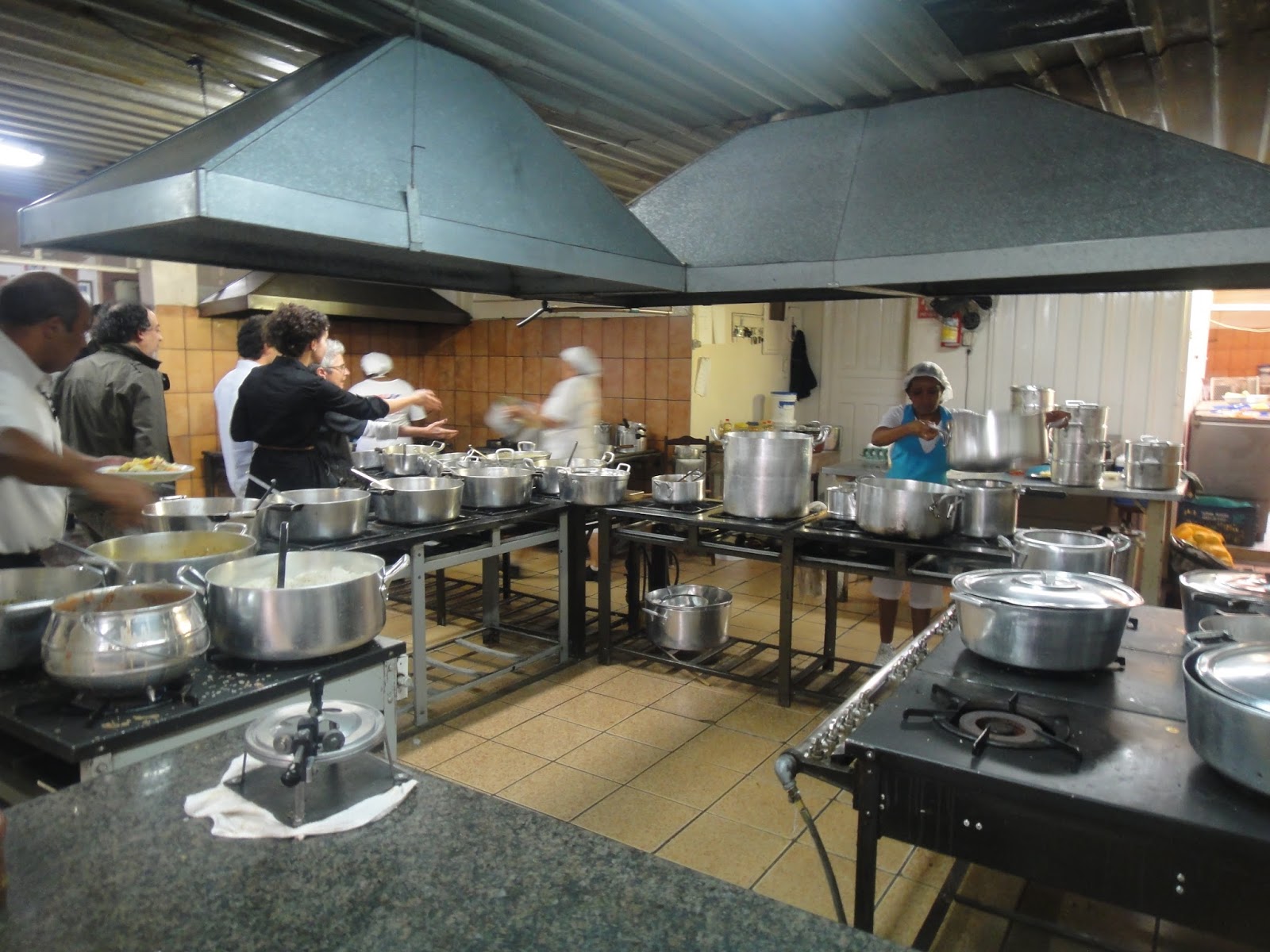 #876A44 popular claro. Só não ornou a gôndola de inox para saladas 1600x1200 px Projetos De Cozinhas De Restaurantes #509 imagens