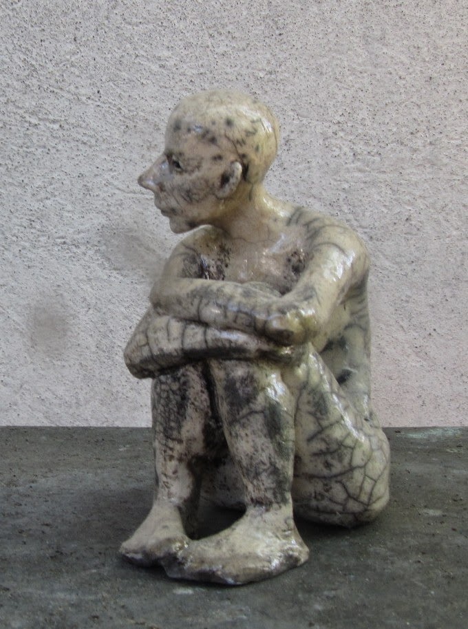 Rzeźba, siedzą postać profilem