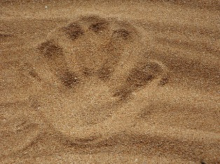 mano disegnata sulla sabbia