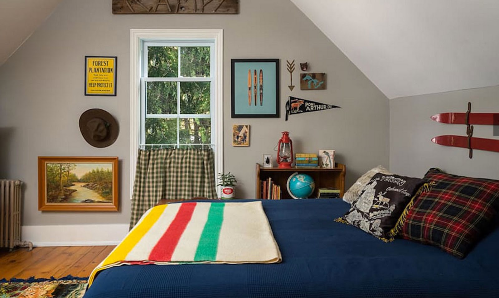 студия в стиле эклектика. система хранения под потолком. картина в спальню. необычный стиль комнаты. спальня джулии робертс.