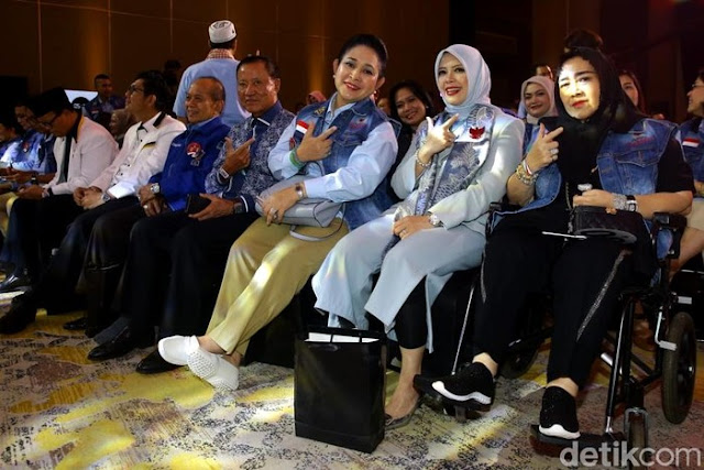 Gaya Titiek Soeharto Pakai Jaket Bomber karya Didit, Kompak dengan Prabowo Gaya Titiek Soeharto Pakai Jaket Bomber karya Didit, Kompak dengan Prabowo