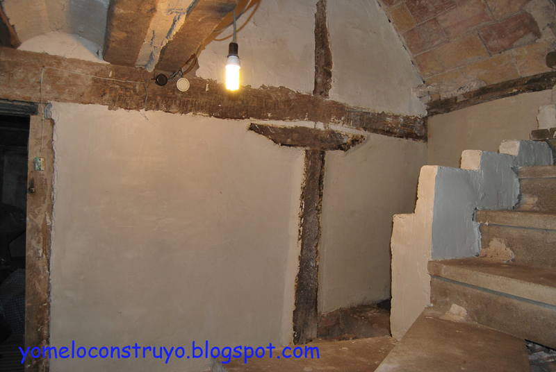 Dando yeso en la cuadra.