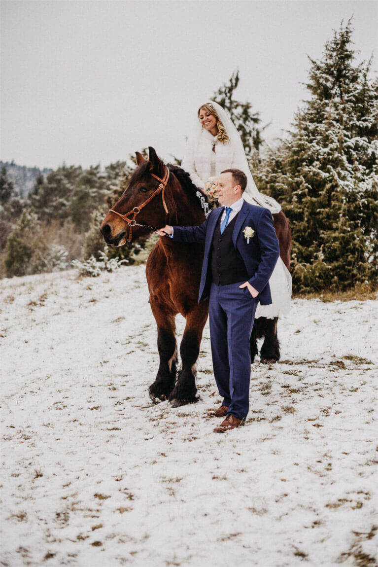 Hochzeitsblog echte Hochzeit Winterhochzeit mit Schnee und Pferd braut