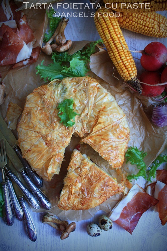 Tartă~sau~placintă foietată umplută cu paste