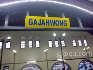 pintu masuk penumpang kereta api Gajah Wong