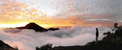 Matahari terbenam dari Plawangan Sembalun 2639 meters