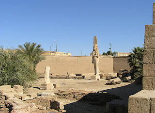 Pozůstatky Achmímského chrámu/publikováno z https://egyptsites.wordpress.com/2009/02/12/akhmim/