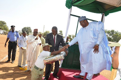 See The "Extraordinary" Corper Who Won The Heart Of Bauchi Governor During POP.... Vloot3