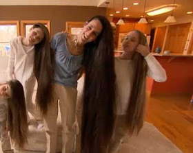 امرأة أمريكية شعرها يتخطى المتر هي وبناتها