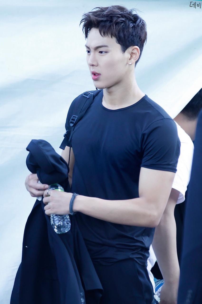 어깨랑 등빨 하나는 진짜 출중한 남돌.jpggif (약후방주의?) | 인스티즈