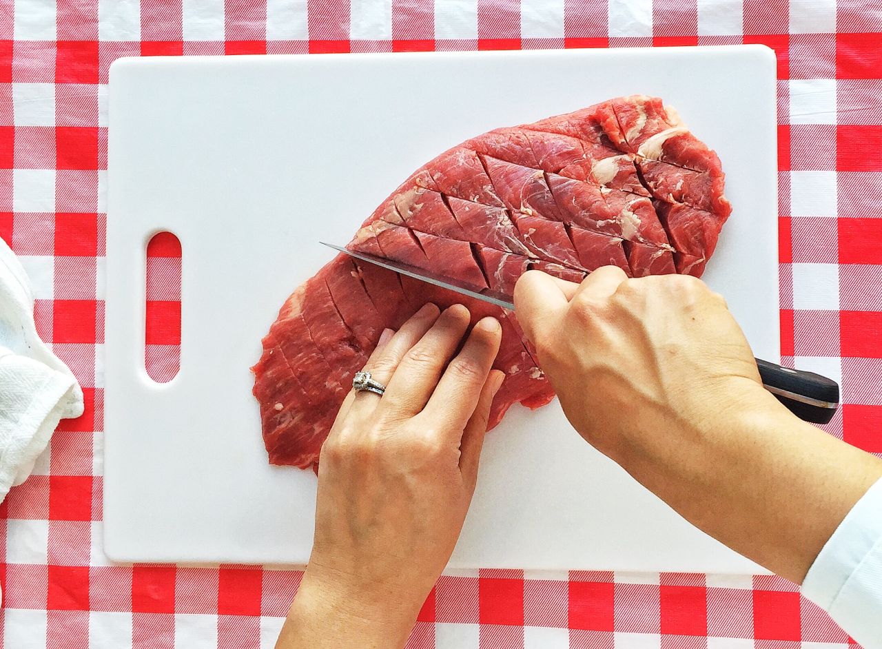 Рука после жарки. Сделать надрезы в куске мяса.