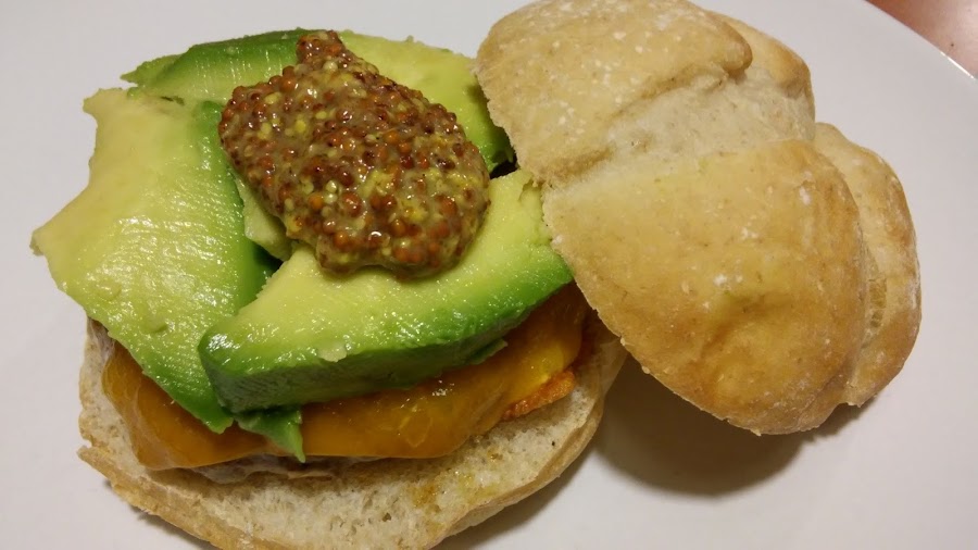 Receta de hamburguesa con queso cheddar y aguacate