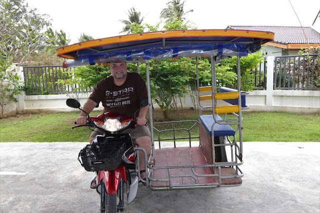 Saleng Motorrad mit besonderem Beiwagen