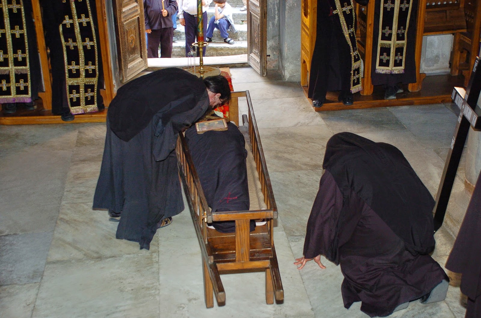 иова, патриарха московского и всея руси (1652). мощи преподобного илариона тримифунтского. нетленные мощи монахов. синайский монастырь святой екатерины мощи. монахи костница.