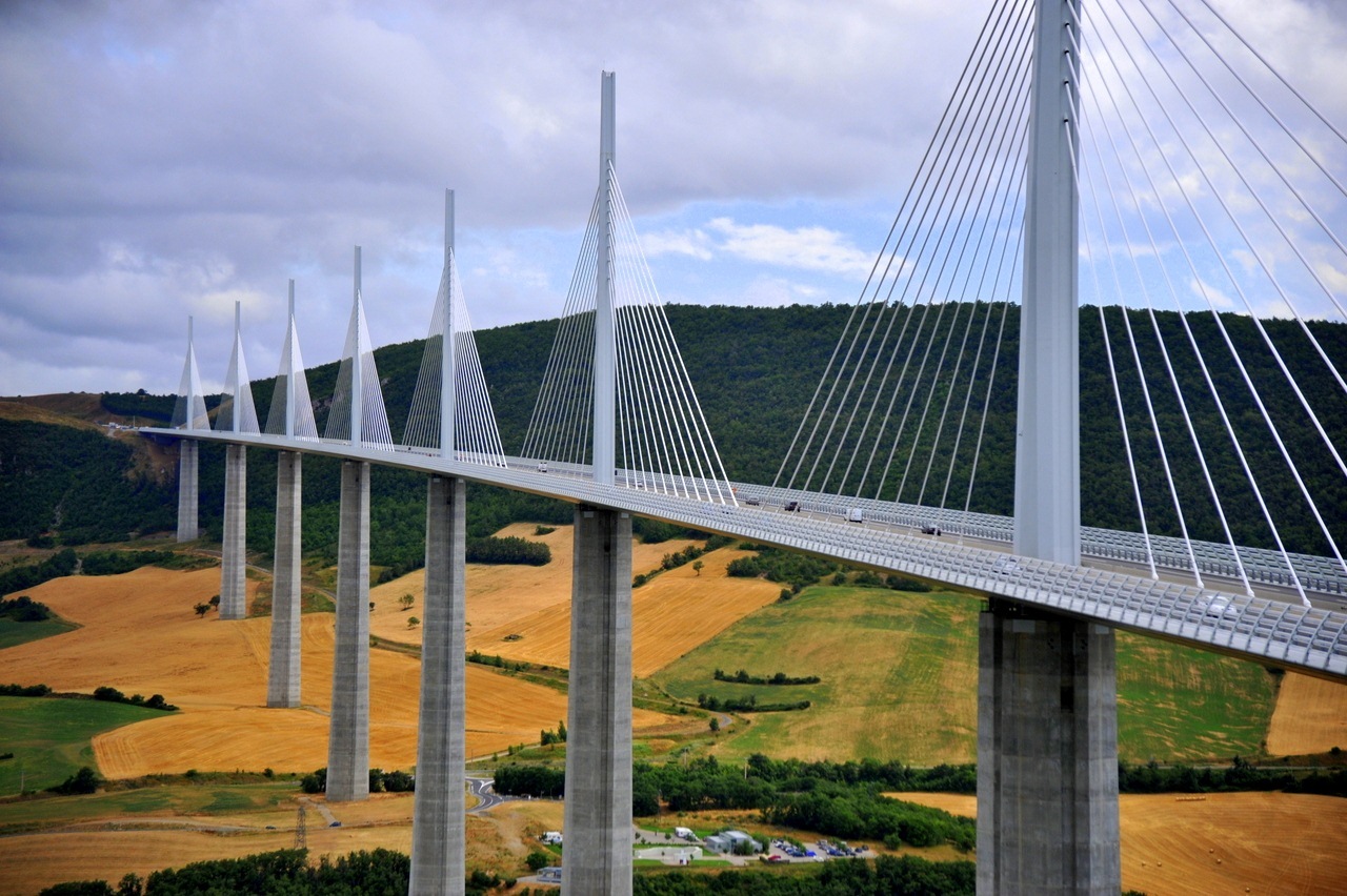 http://2.bp.blogspot.com/-tzKpKAcOd_U/TlI3UPNqPDI/AAAAAAAAAPI/sSse76HjszM/s1600/Millau_Viaduct-Cable-stayed_bridge-List_of_tallest_bridges_in_the_world-hd.jpg