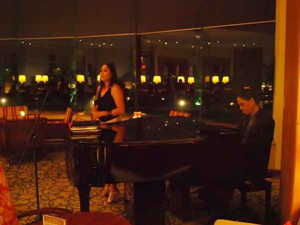 http://2.bp.blogspot.com/-tzLdPucIglY/T0iKvyvQj9I/AAAAAAAADY4/7Z7an9--fSY/s1600/live%2Bpiano%2Bmusic%2Bduring%2Bdinner.JPG