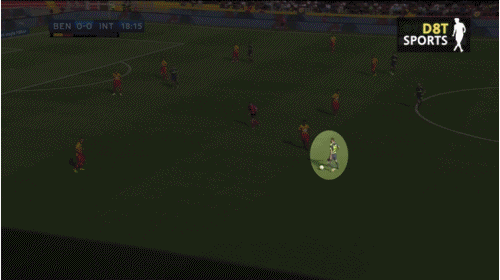 브로조비치가 주앙 마리우를 밀어내고 주전을 차지한 경기.GIF