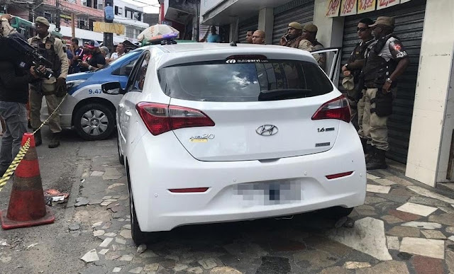 Casal é executado a tiros dentro de carro em Salvador