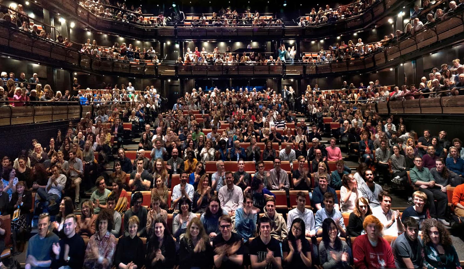 Theatre audience. Театральный бридж. Audience in Theatre. Театр новые лица. Мюзикле «the audience» в Лондоне зрители.