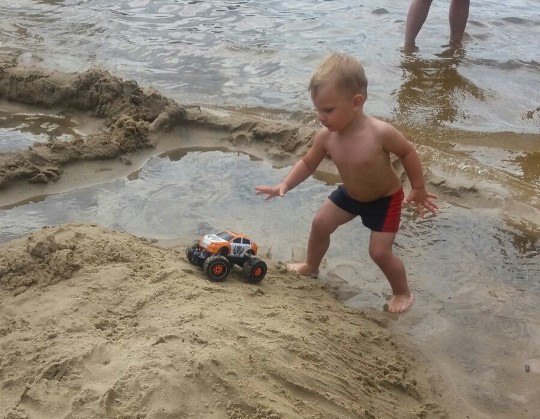 Dziecko na plaży - w stroju czy bez?
