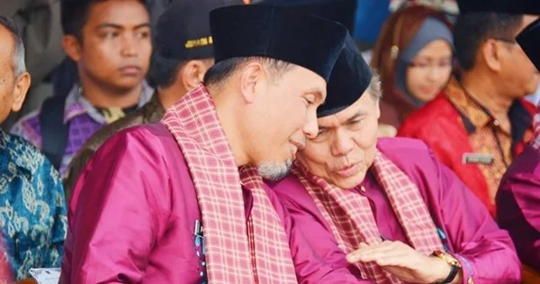 Walikota Padang Mahyeldi Ansharulla Mendengarkan Masukan Dari Wakil Walikota Emzalmi Zaini