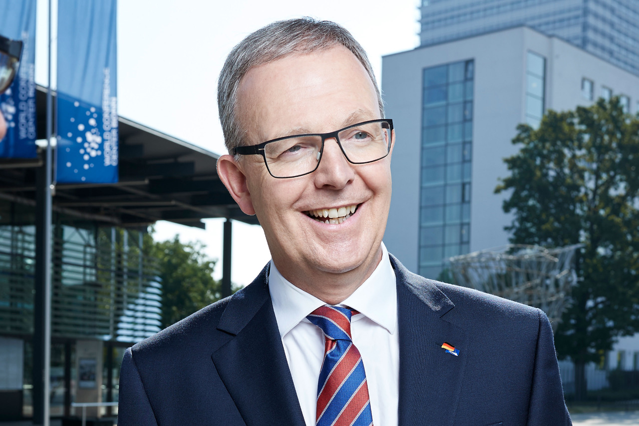 Axel Voss verlässt Politik, nachdem nigerianischer Prinz ihn per Mail zum Multimillionär macht