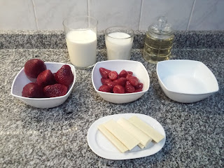 Helado casero de fresa con trocitos de chocolate blanco sin heladera