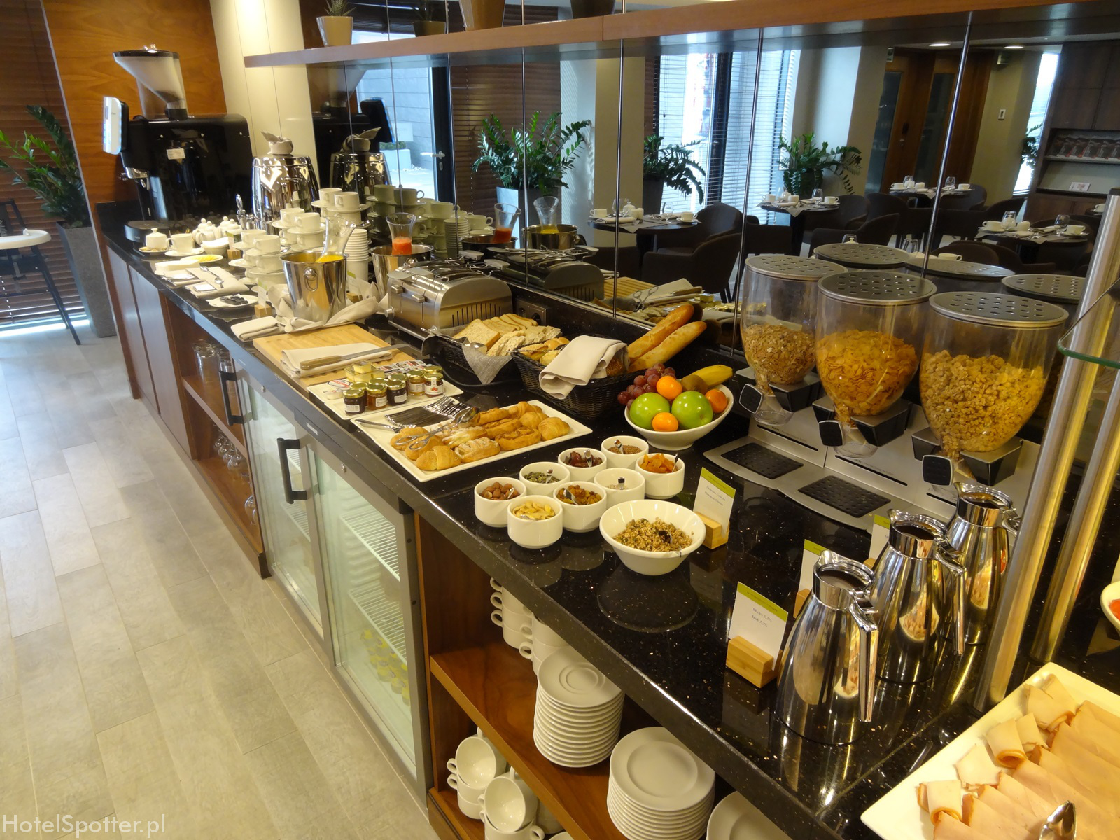 Salonik Executive Lounge w DoubleTree by Hilton Warsaw - sniadanie