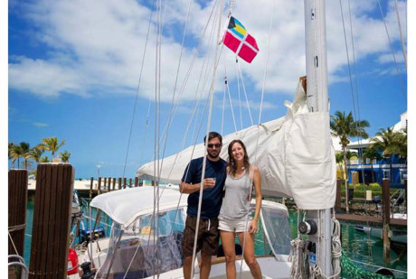 Ban toan bo tai san de di vong quanh the gioi tren bien - Anh 11