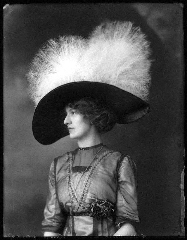 Giant Hats The Favorite Fashion Style Of Women From The Early Years Of The 20th Century