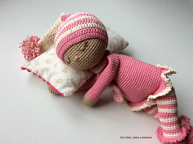 Con hilos, lanas y botones: bebé dormilón amigurumi