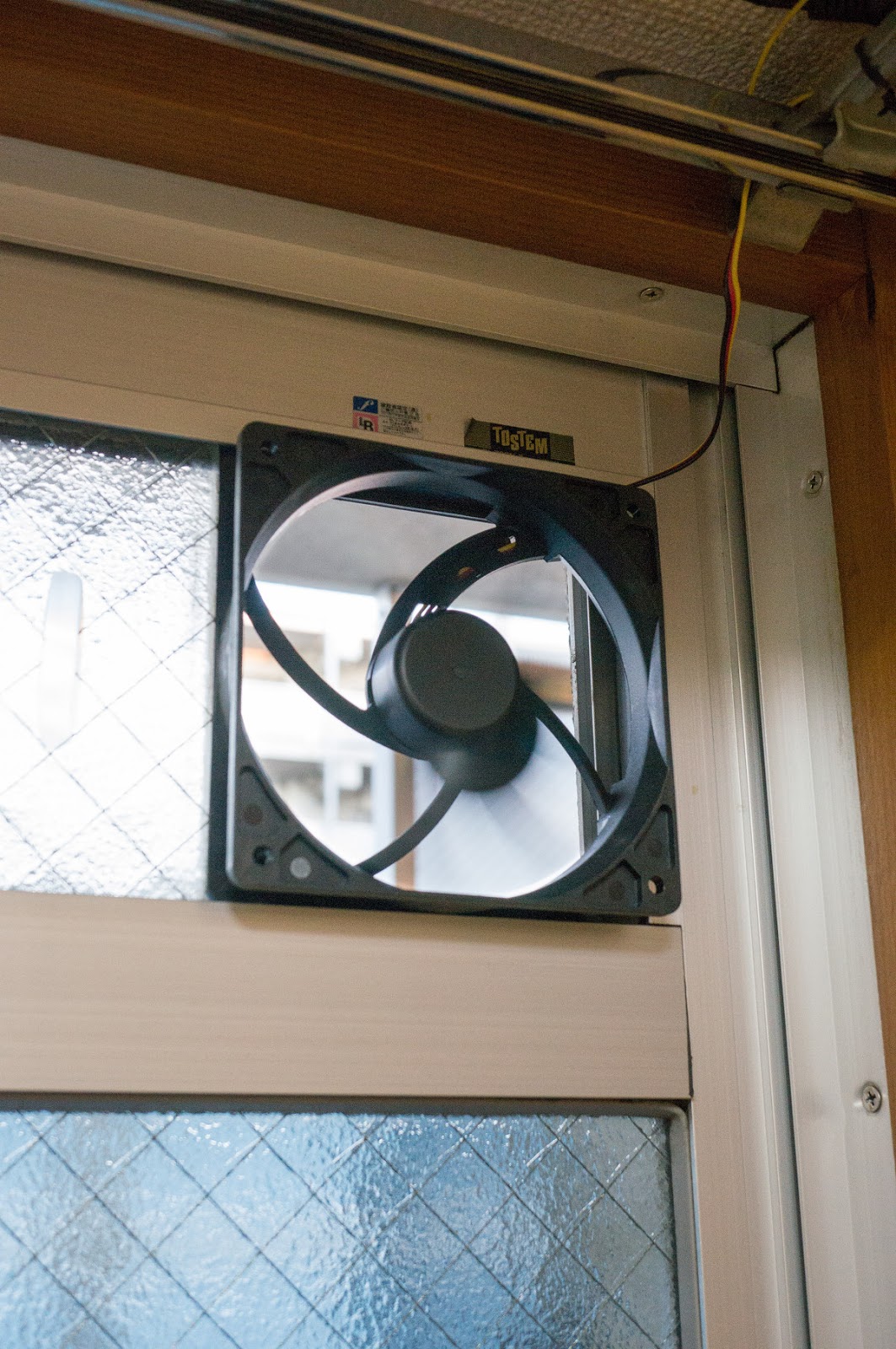 【冬の結露対策】 小窓用の換気扇を自作食雑写記