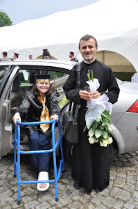 Cu Părintele Georgian Păunoiu, la festivitatea de absolvire, licențiații promoției 2012 - FTOUB