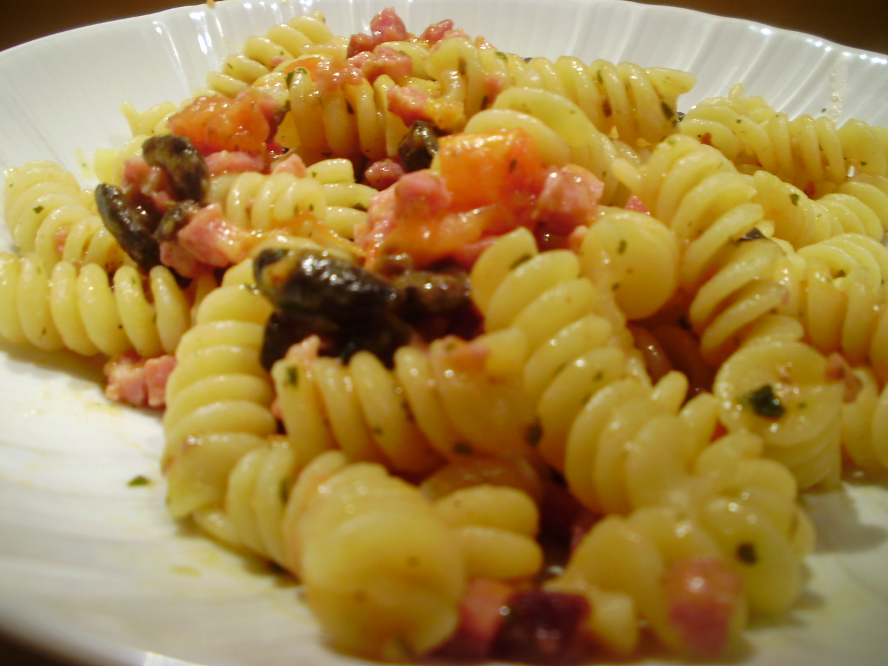 La cuoca in viola Fusilli pancetta, pomodorini e olive nere piccantini