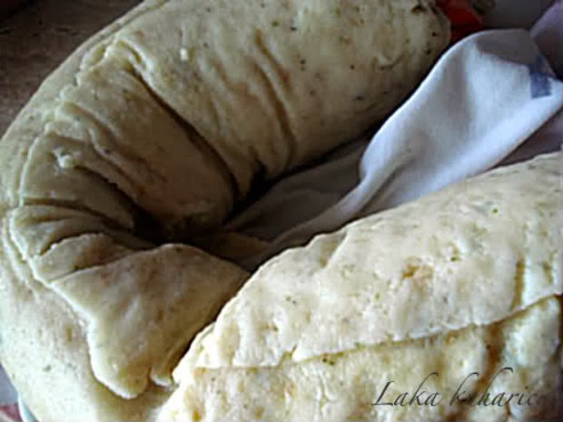 Old-fashioned bun loaf from the kitchen towel by Laka kuharica