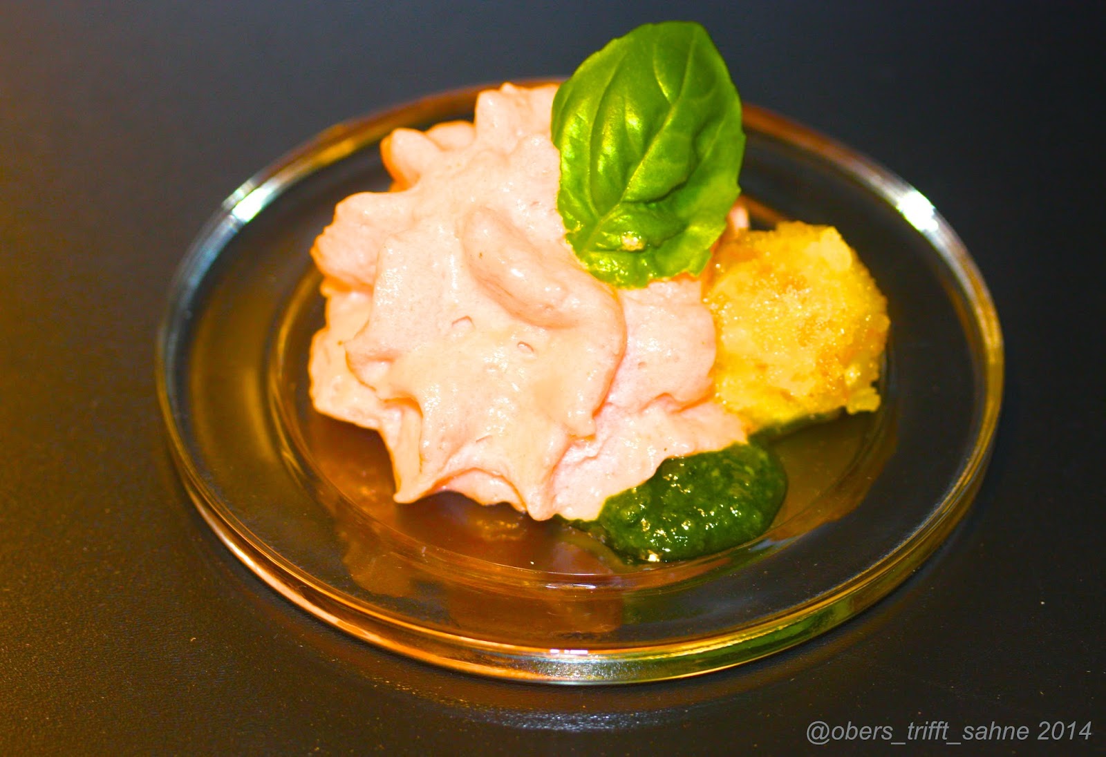 Caprese mal anders: Tomatenespuma, gegrillte Mozzarella und Basilikumpesto