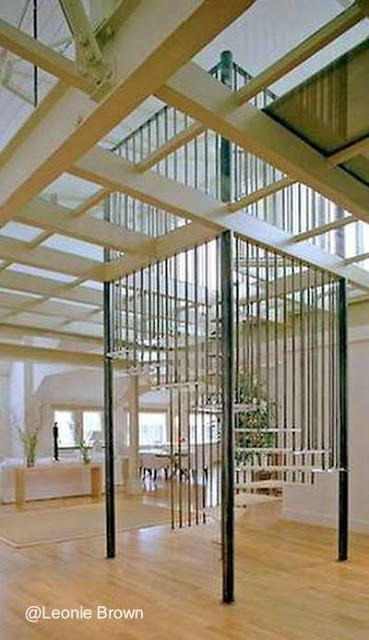 La jaula de la estructura parece la de un ascensor Escalera helicoide con soporte metálico externo