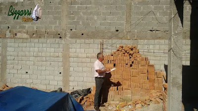 Bizzarri visitando uma obra onde vamos fazer os revestimentos de pedra moledo na parede com a execução do muro de pedra e as escadas de pedra em residência na Cantareira. 07 de novembro de 2016.