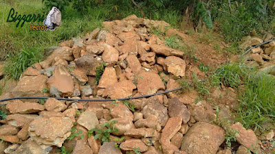 Pedra moledo para construção de pórtico de pedra com espessura de 20 cm a 30 cm.