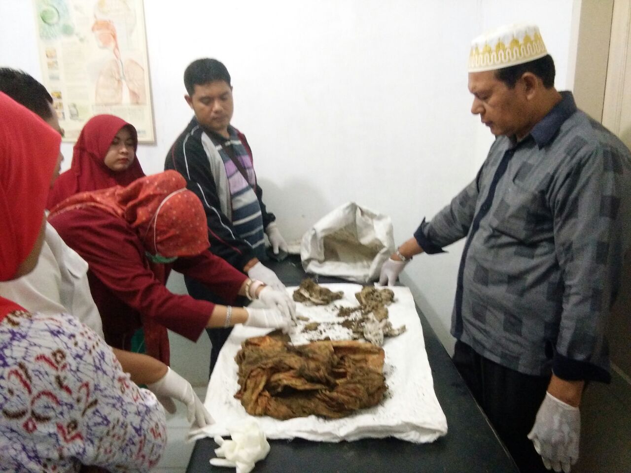 Tengkorak bayi yang ditemukan di pinggir sungai saat dibawa ke RSU Tengkorak bayi yang ditemukan di pinggir sungai saat dibawa ke RSU