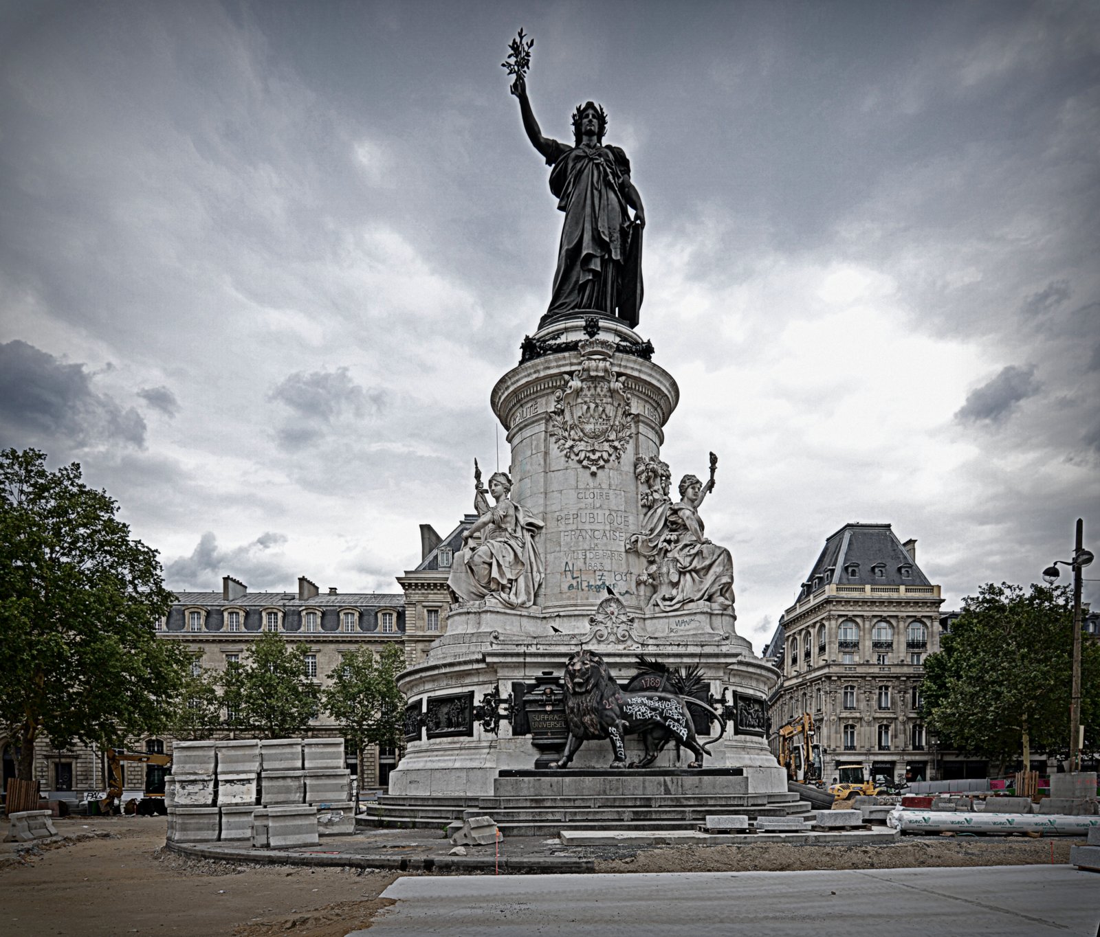 Xi какие памятники были. Place de la République в Париже. Площадь Республики Париж статуя. Памятник Марианны на площади Республики в Париже. Площадь Республики Париж frenchparis.
