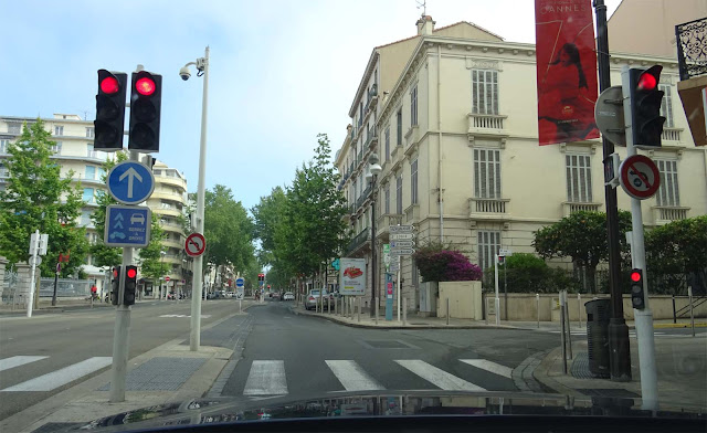 Ampel in Cannes, Frankreich, Strasse und Verkehrschilder